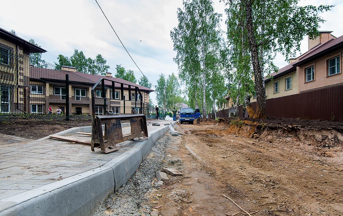Одним – газон, забор и тротуар, а другим – парковка под окнами Одним – газон, забор и тротуар, а другим – парковка под окнами
