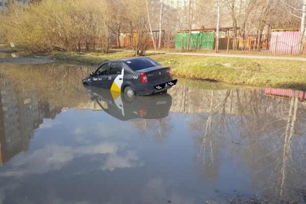 По словам местных жителей, автомобилисты регулярно попадают в эту ловушку По словам местных жителей, автомобилисты регулярно попадают в эту ловушку