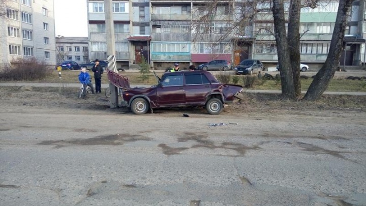 ДТП в Устьянском районе: дама за рулем «жигулей» врезалась в световую опору