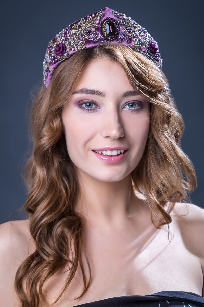22-летняя Александра Халина: "Учусь в Юридическом университете. Вдохновение я нахожу в любви. По моему убеждению, всё начинается с любви. Ты и есть любовь, всё вокруг – любовь. И она равняется вдохновению. Мой девиз: "Ничто не является хорошим или плохим – всё зависит от того, как мы смотрим на вещи".
22-летняя Александра Халина: "Учусь в Юридическом университете. Вдохновение я нахожу в любви. По моему убеждению, всё начинается с любви. Ты и есть любовь, всё вокруг – любовь. И она равняется вдохновению. Мой девиз: "Ничто не является хорошим или плохим – всё зависит от того, как мы смотрим на вещи".