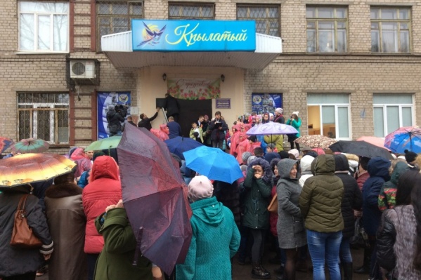 На вскрытии капсулы собрались представители нескольких поколений На вскрытии капсулы собрались представители нескольких поколений