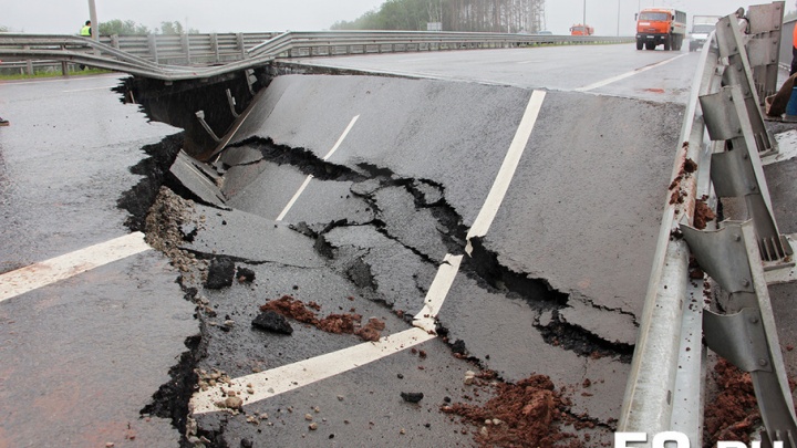 «Произошел сброс воды»: дорожники назвали причины обрушения моста на трассе Пермь–Екатеринбург