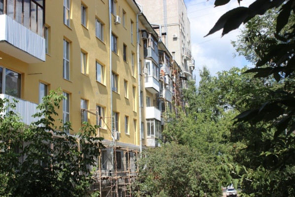 На Полевой, 54 ремонтируют фасад На Полевой, 54 ремонтируют фасад