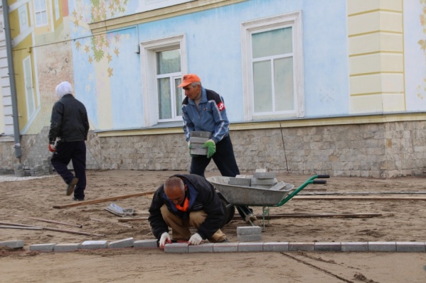 Сквер замостят плиткой Сквер замостят плиткой