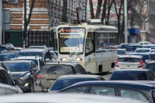 Движение на улицах города сильно затруднено Движение на улицах города сильно затруднено