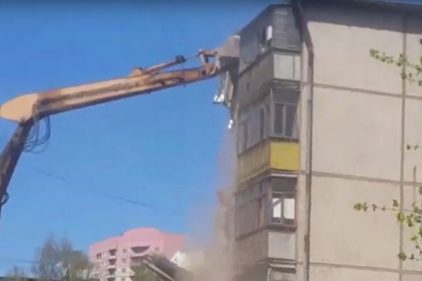 Дом сносят огромным ковшом Дом сносят огромным ковшом