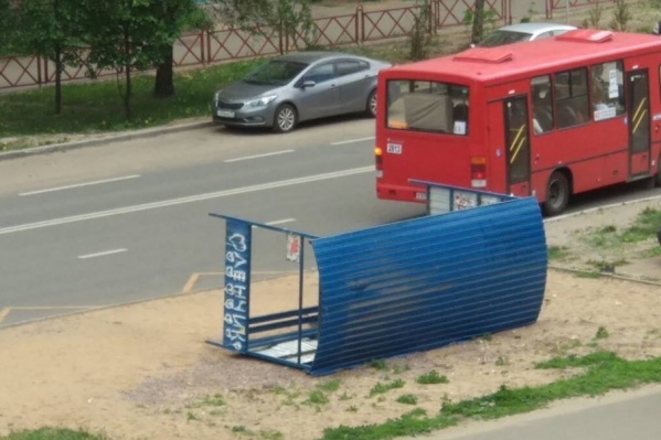 Остановка упала на улице Орджоникидзе Остановка упала на улице Орджоникидзе