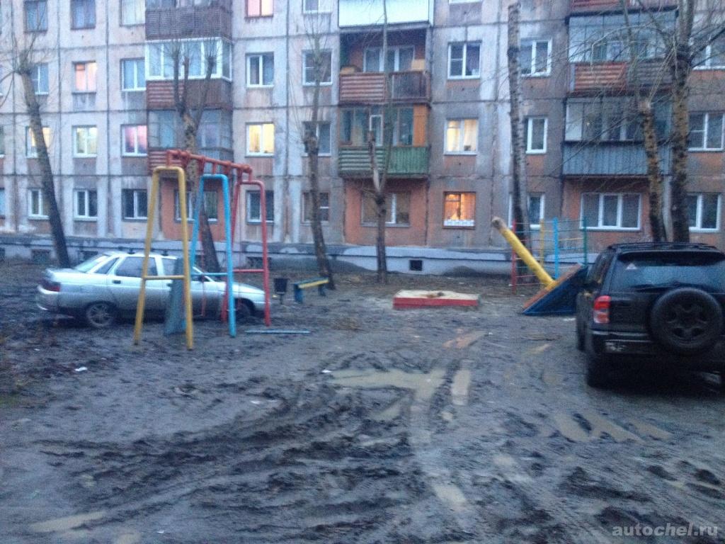 Дворы, где злоупотребляют парковкой на газоне и детских площадках, нередко выглядят как полигон для трак-триала. Нарушители застревают, кряхтят, но лезут все равно Дворы, где злоупотребляют парковкой на газоне и детских площадках, нередко выглядят как полигон для трак-триала. Нарушители застревают, кряхтят, но лезут все равно