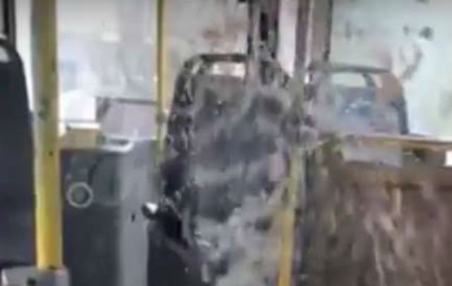 В ростовском автобусе из дыры забил фонтан