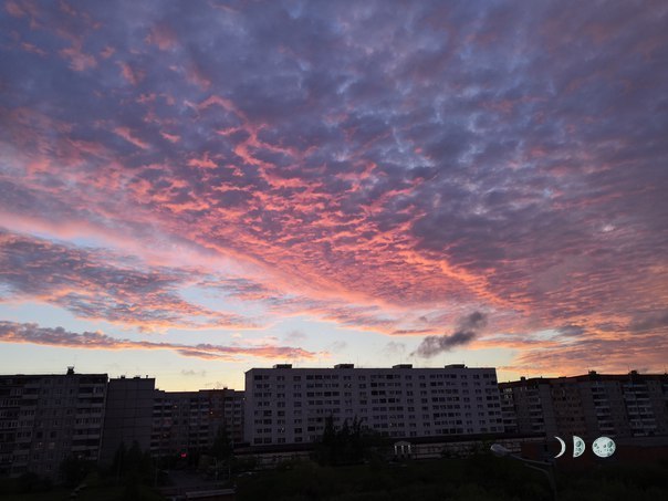 Розовые облака сфотографировали на Войновке