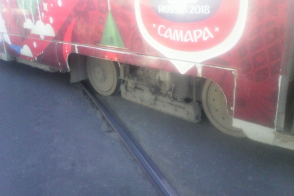 Вагон развернуло поперек дороги Вагон развернуло поперек дороги
