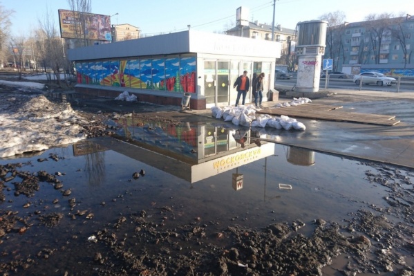 От воды забаррикадировались мешками От воды забаррикадировались мешками