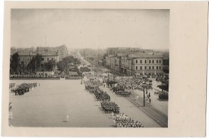 "Свердловск. Парад физкультурников". Фотооткрытка издана Свердловским отделением "Союзфото". 1930-е годы. Коллекция А. И. Александровского.
"Свердловск. Парад физкультурников". Фотооткрытка издана Свердловским отделением "Союзфото". 1930-е годы. Коллекция А. И. Александровского.