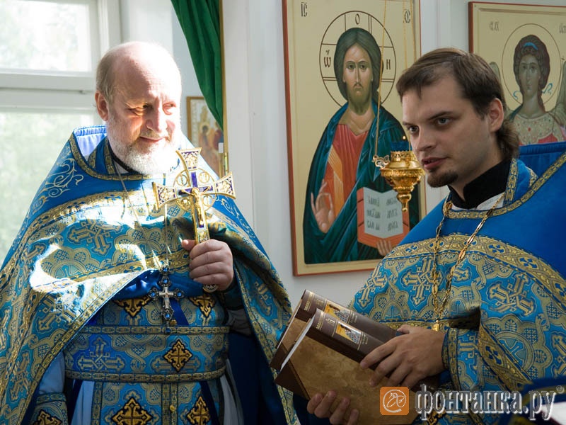 Праздничное богослужение в храме в честь иконы Божией Матери «Всецарица» (протоирей отец Александр (Будников) и иерей отец Александ (Ларин).
