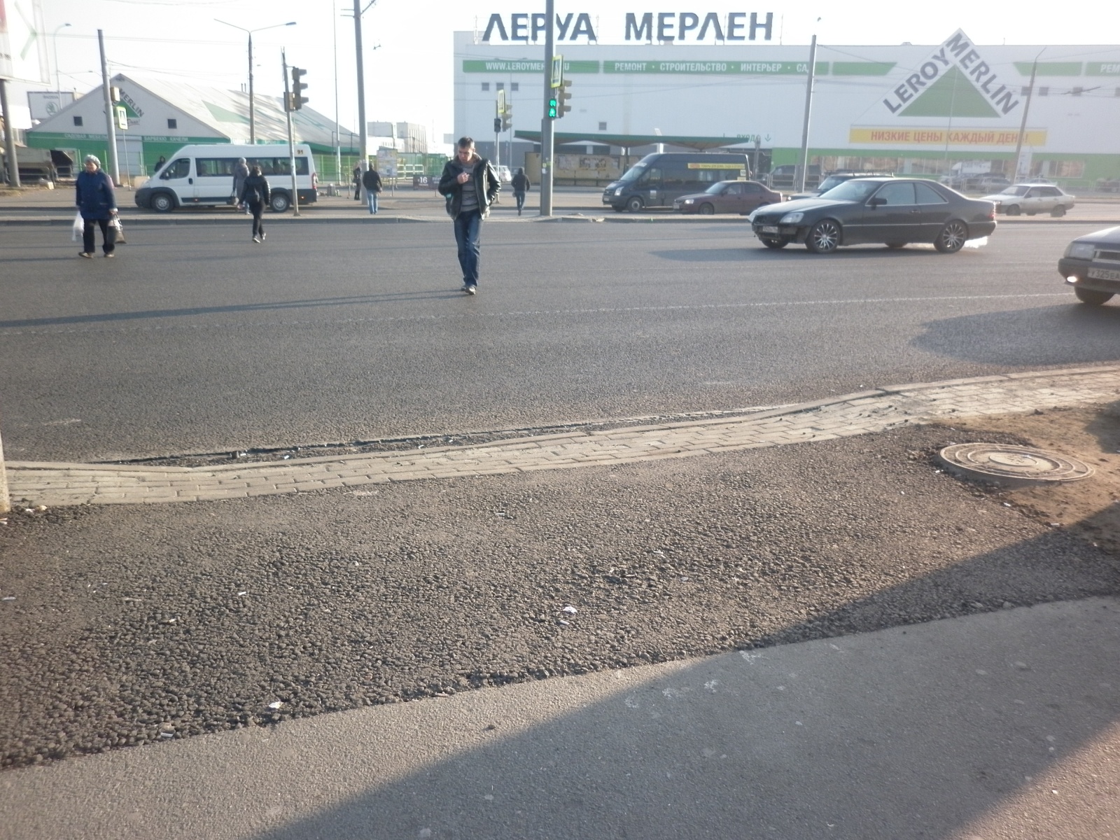 На переходе к торговому комплексу работает светофор На переходе к торговому комплексу работает светофор