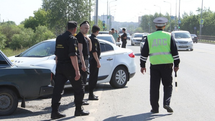 Арестовали 40 машин за несколько часов: сотрудники ГИБДД Тюмени провели рейд с судебными приставами