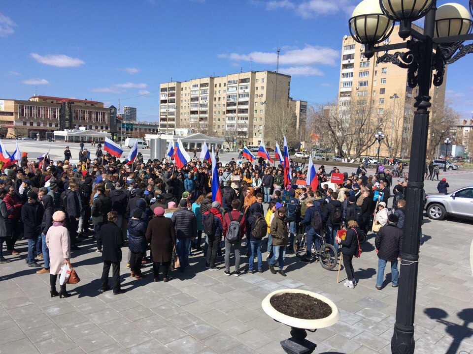 В несанкционированной акции протеста, прошедшей в центре Тюмени, приняли участие несколько сотен человек В несанкционированной акции протеста, прошедшей в центре Тюмени, приняли участие несколько сотен человек