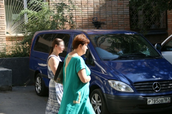Мать убитого мальчика (на переднем плане) поддерживают в беде близкие люди Мать убитого мальчика (на переднем плане) поддерживают в беде близкие люди
