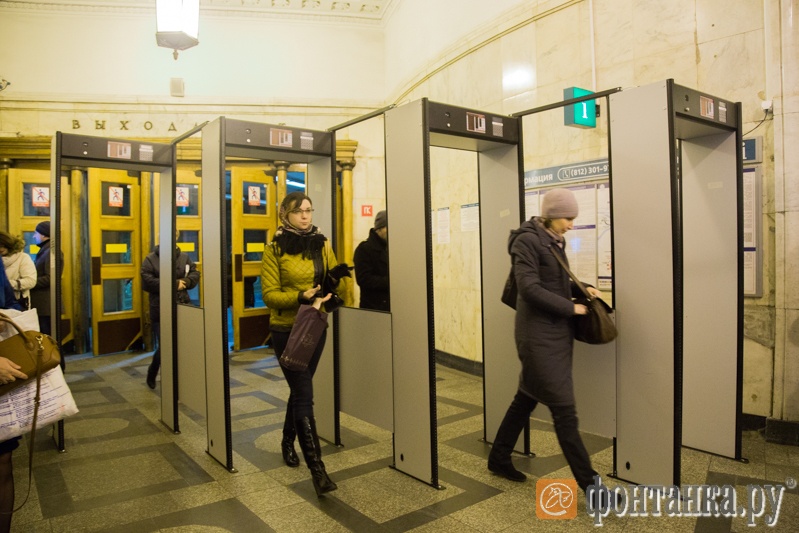 Станция безопасности. Рамки металлодетектора в метро. Металлоискатели в метро. Рамки металлодетектора в метрополитене в Петербургском метро. Рамки металлоискатель в метро.