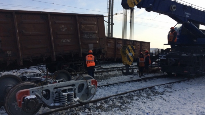 Следователи выяснят, из-за чего в Прикамье сошли с рельсов 14 вагонов грузового поезда