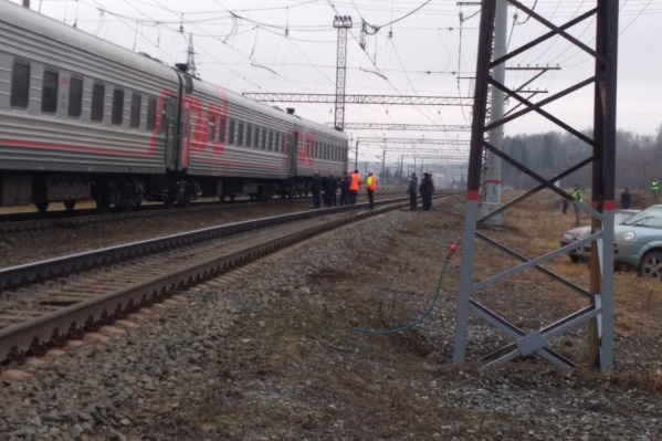 Поезд остановился неподалеку от Кунгура Поезд остановился неподалеку от Кунгура