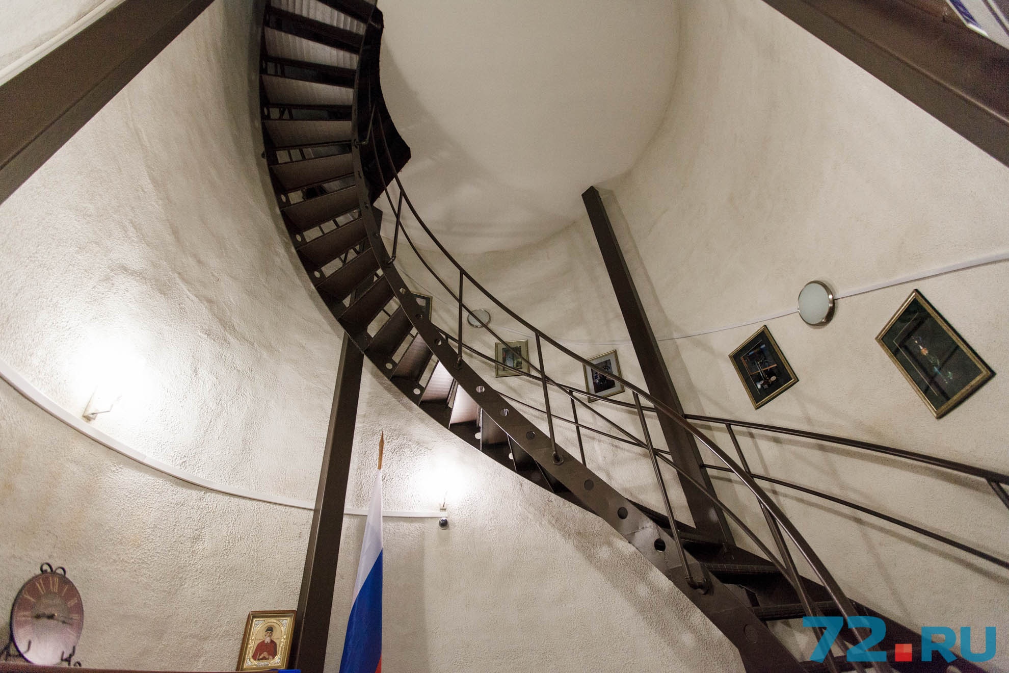 Чтобы добраться до телескопа, придется идти наверх по этой лестнице. Это все равно, что подняться на 8 этаж