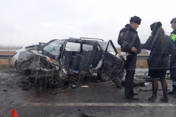 ВАЗ буквально смялся от страшного удара ВАЗ буквально смялся от страшного удара