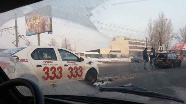В Ярославле такси «Тройка» протаранило иномарку