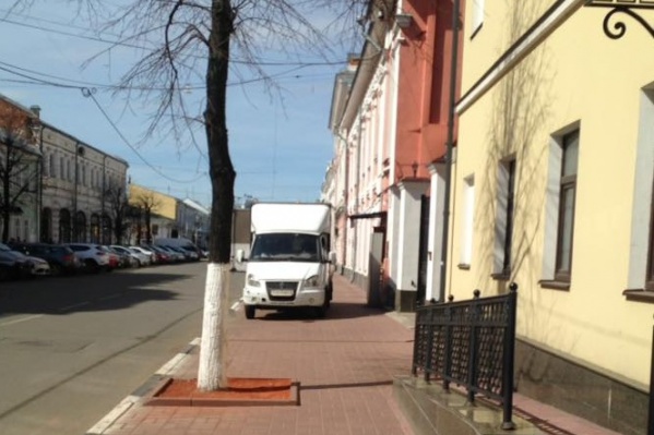 Кстати, эта "Газель" запарковалась по правилам - машина разгружается Кстати, эта "Газель" запарковалась по правилам - машина разгружается