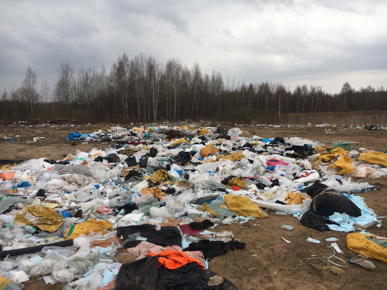 Свалка занимает больше ста квадратных метров Свалка занимает больше ста квадратных метров