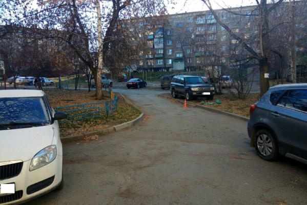 Автомобиль двигался во дворе задним ходом и сбил женщину.
Автомобиль двигался во дворе задним ходом и сбил женщину.
