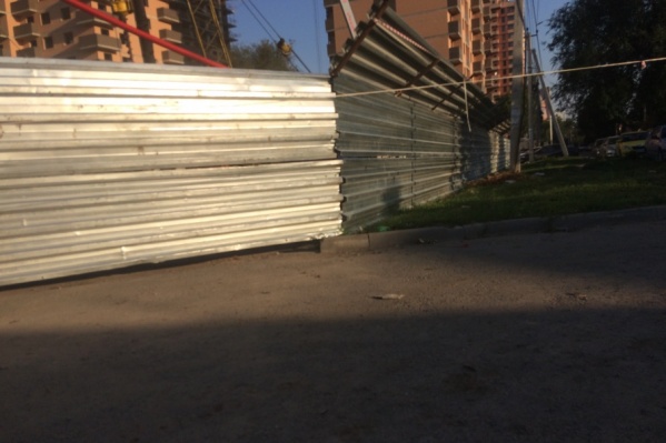 Рабочие установили ограждения прямо на тротуаре и перегородили на нем проход Рабочие установили ограждения прямо на тротуаре и перегородили на нем проход