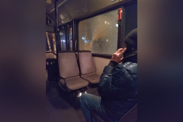 Пуля повредила окно над пассажирскими сиденьями Пуля повредила окно над пассажирскими сиденьями