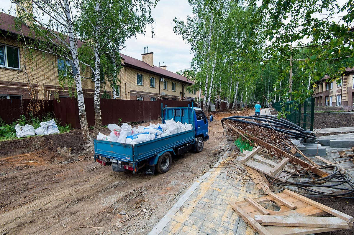 Местные жители отгородились от стройки забором, захватив при этом часть общей земли Местные жители отгородились от стройки забором, захватив при этом часть общей земли