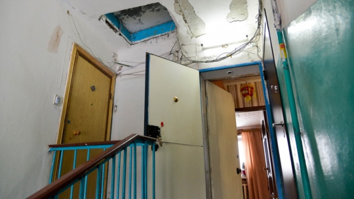 Жители рушащегося в Волгограде дома боятся остаться под завалами
