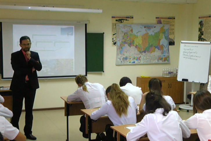 Гамат Гасанов четыре года преподаёт географию в магнитогорской школе №10