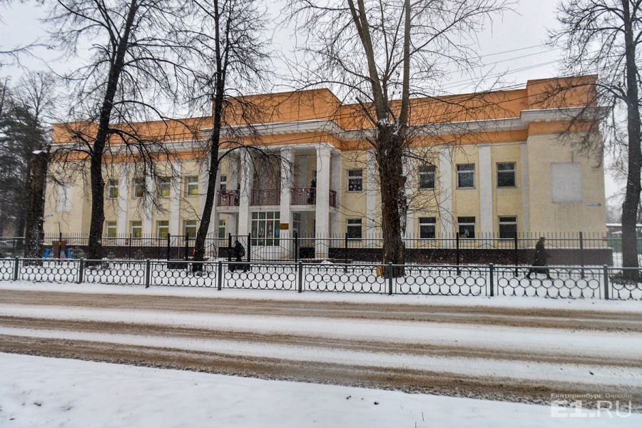 Рядом со школами находится детский сад. Он появился здесь в 1936 году
Рядом со школами находится детский сад. Он появился здесь в 1936 году