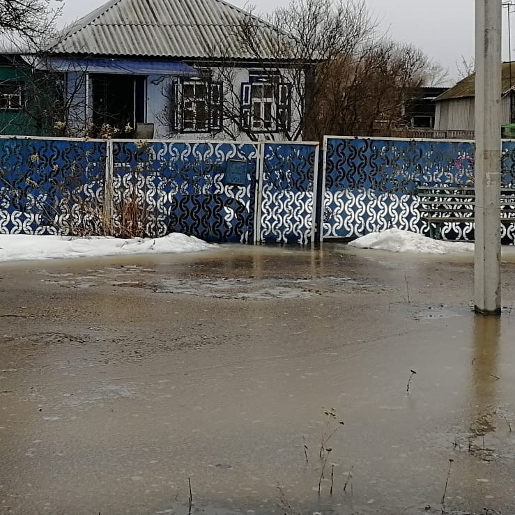 Огромные реки заблокировали местных жителей в собственных домах Огромные реки заблокировали местных жителей в собственных домах