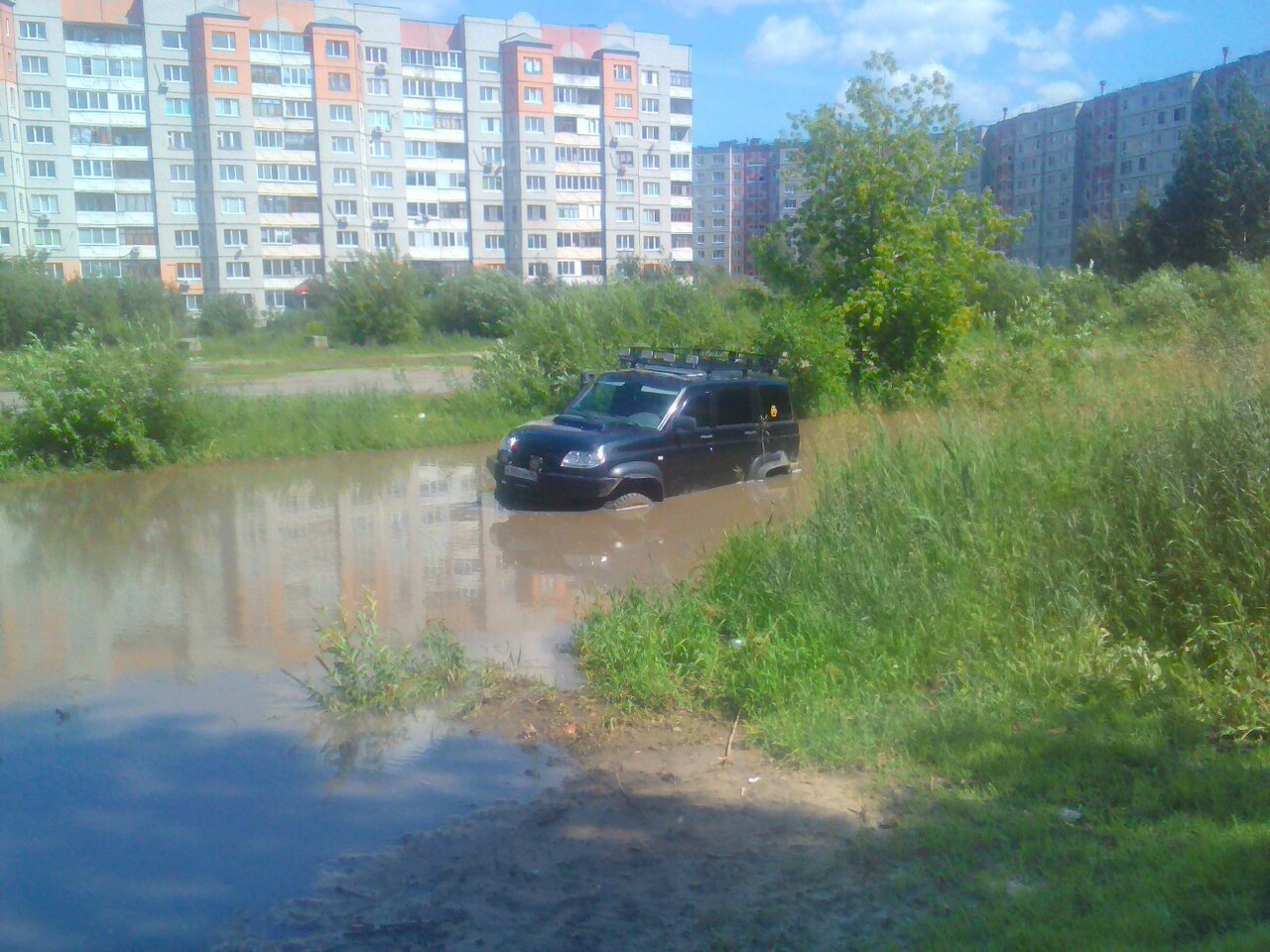 Застревают в этой луже и машины с высокой подвеской Застревают в этой луже и машины с высокой подвеской