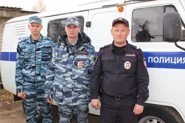 Владимир Стец, Антон Четин и Павел Епин увидели огонь во время патрулирования улицы Владимир Стец, Антон Четин и Павел Епин увидели огонь во время патрулирования улицы