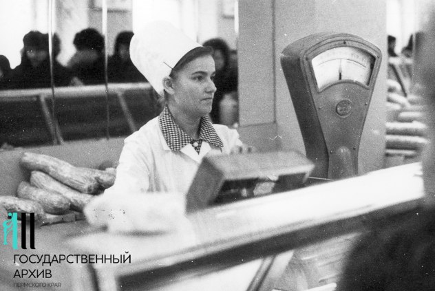 Продавец колбасного отдела Центрального гастронома, 1972 год Продавец колбасного отдела Центрального гастронома, 1972 год
