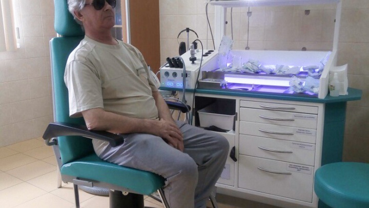 «Нам просто очень повезло»: южноуралец с бионическим глазом продолжает лечение в Москве