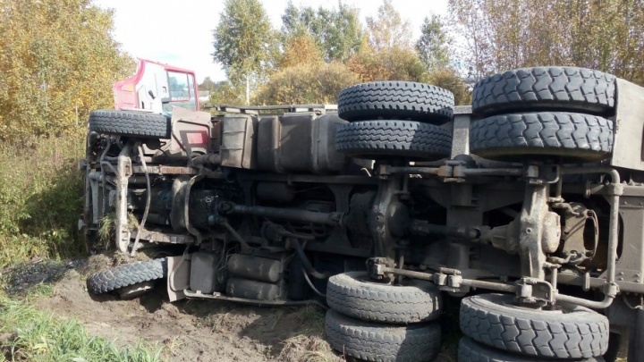 На выезде из Тюмени грузовик улетел в кювет из-за лопнувшего колеса