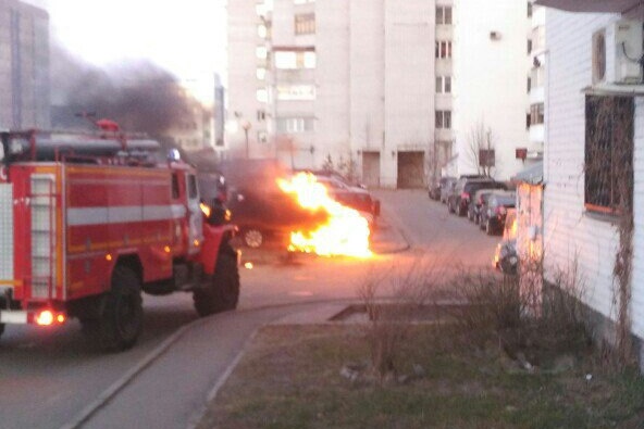 Звонок с информацией о полыхающем авто поступил пожарным около трех ночи Звонок с информацией о полыхающем авто поступил пожарным около трех ночи