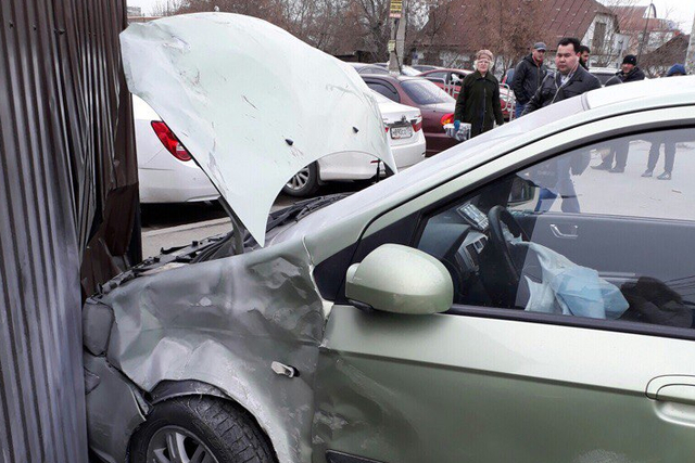 Hyundai Getz после ДТП сбил пешехода и протаранил киоск