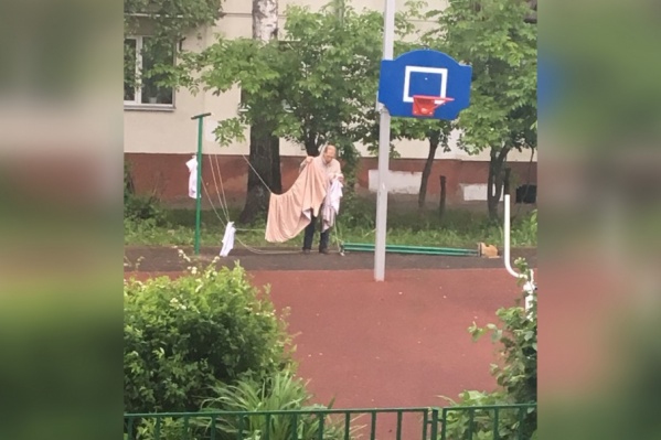 Мужчину больно ударило по голове благоустройством двора Мужчину больно ударило по голове благоустройством двора