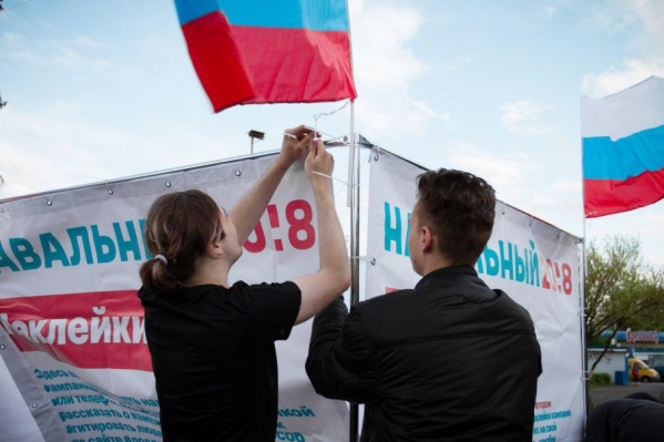 Оппозиционеры просят отозваться случайных похитителей флагов Оппозиционеры просят отозваться случайных похитителей флагов