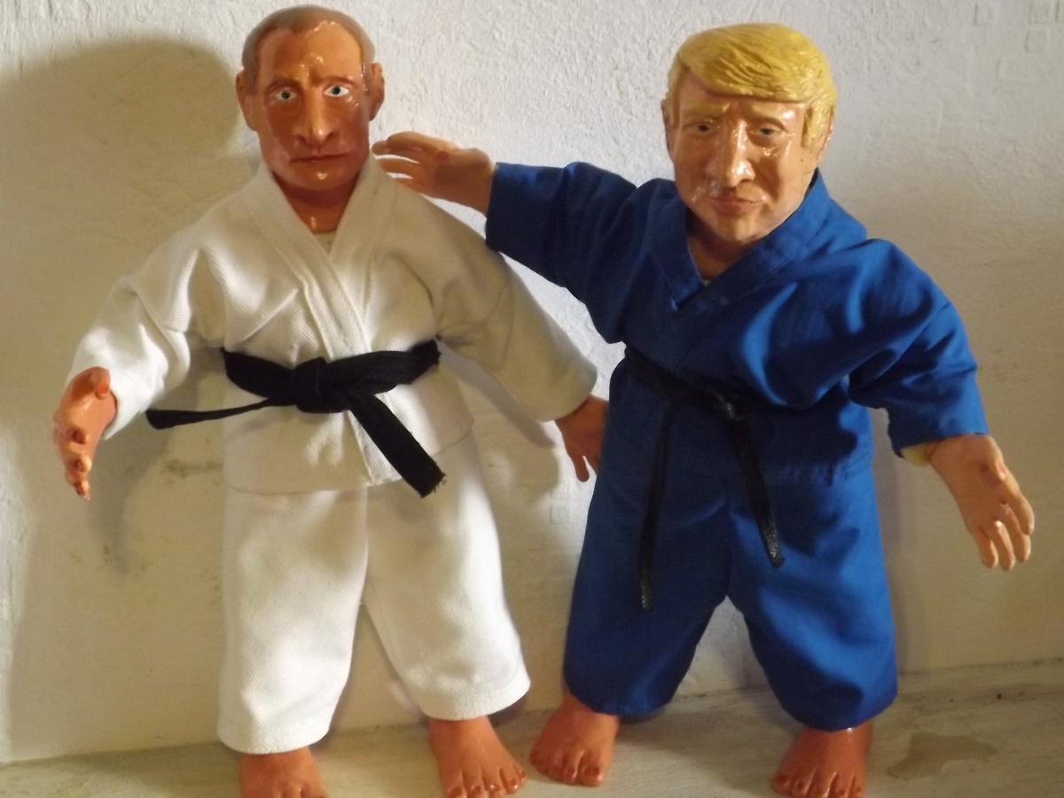 Игрушечные Трамп и Путин в кимоно Игрушечные Трамп и Путин в кимоно