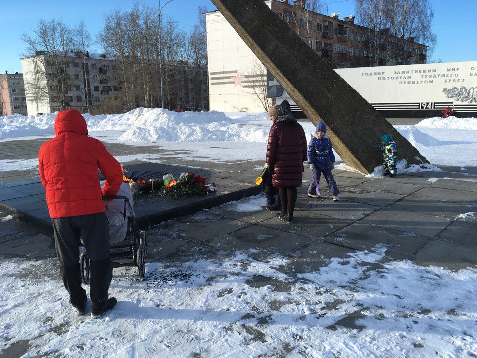 Цветы у Вечного огня в Березниках Цветы у Вечного огня в Березниках