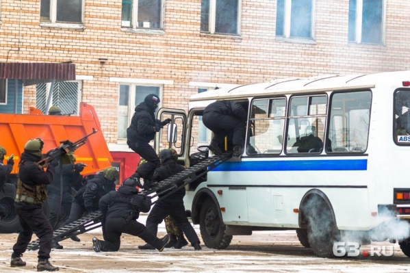 Со скоростью грома силовики атакуют автобус с террористами Со скоростью грома силовики атакуют автобус с террористами